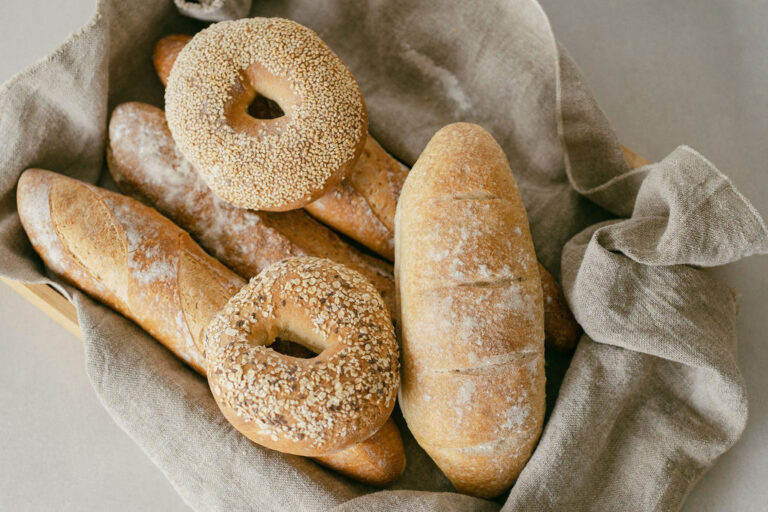 breaking bread background ohoto 768x512