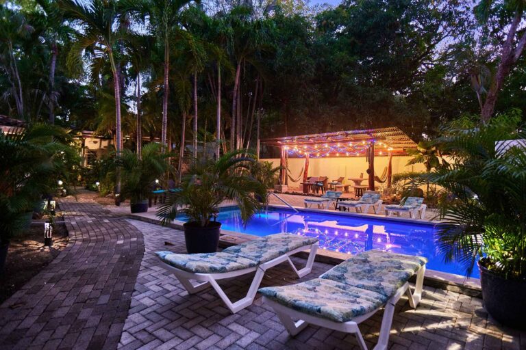 pool night 768x512